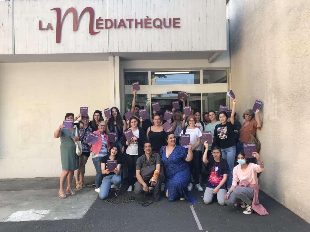 La classe de CAP du lycée professionnel Le Rocher devant la médiathèque de Salon de Provence.
